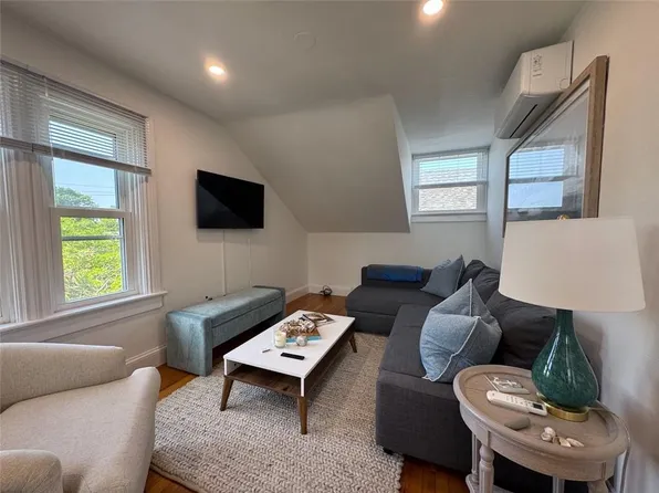 8 Barney St #3, Newport, RI 02840