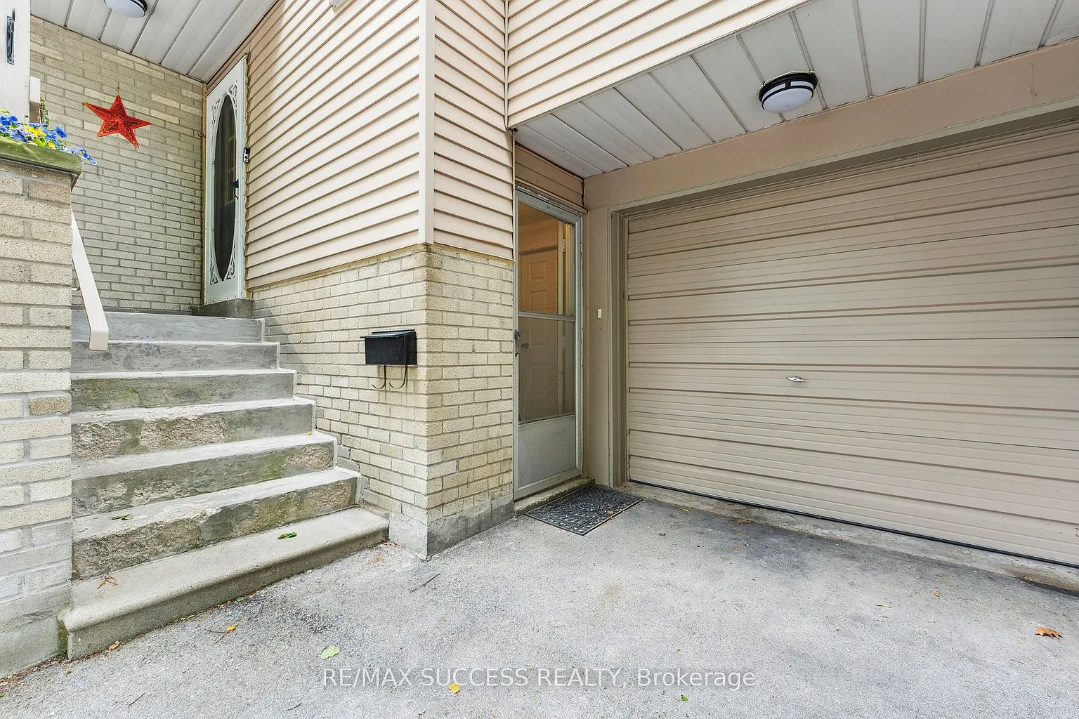 82 Lynden Cir photo 1