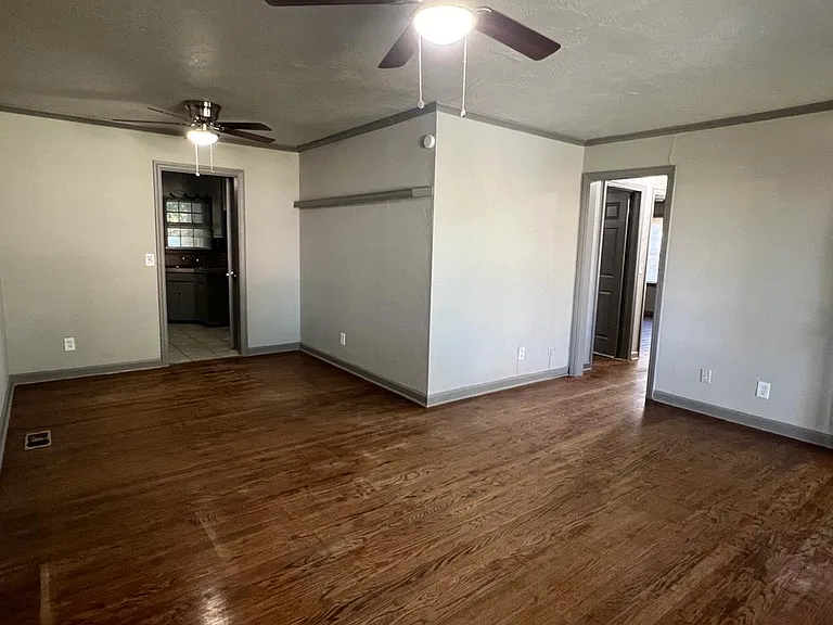 904 N Marshall Dr — Photo 4