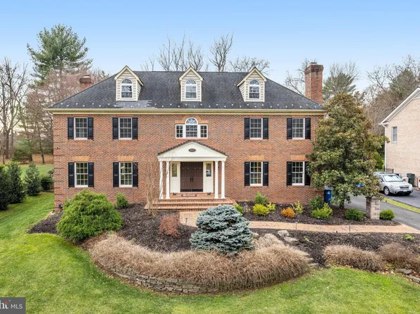 9425 Lakeside Dr, Vienna, VA 22182