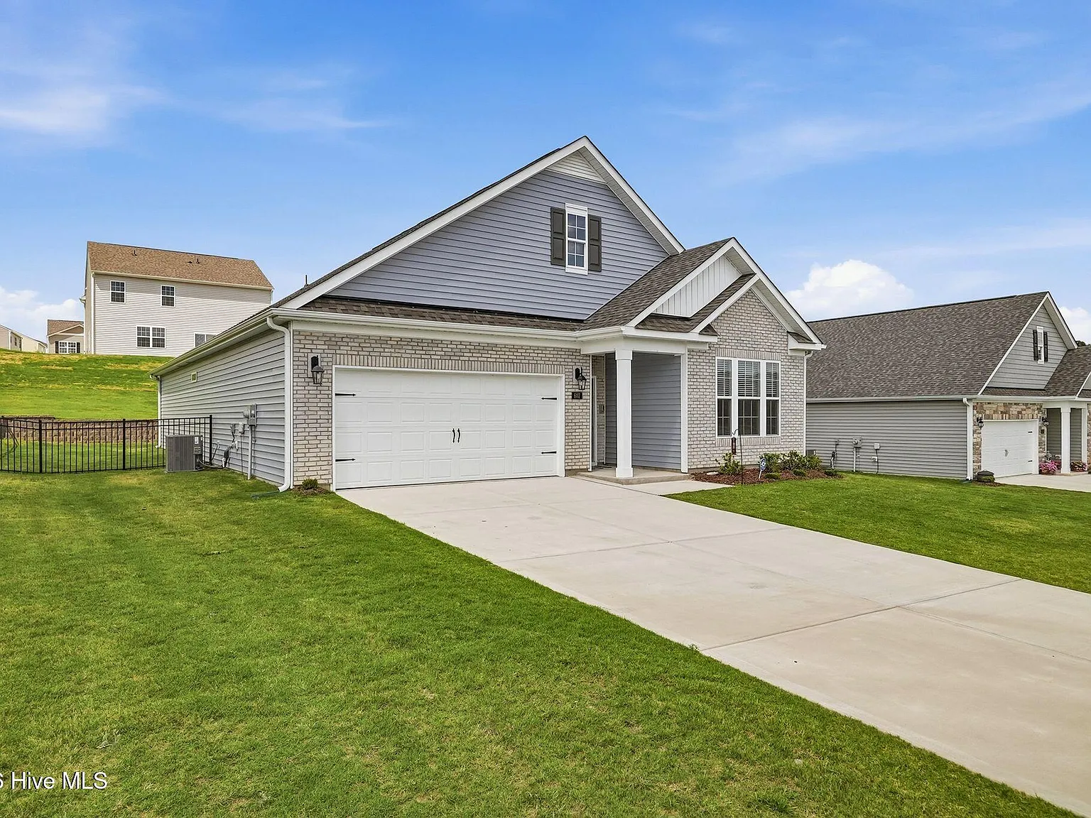 3 bed, 2.0 bath, 1796 sqft, $2,350 — Photo 2