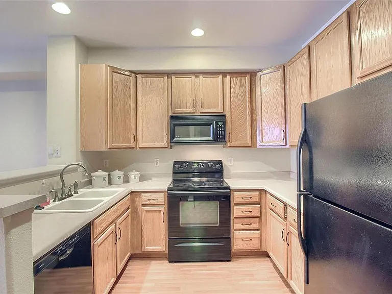 8325 Stonybridge Cir — Photo 4
