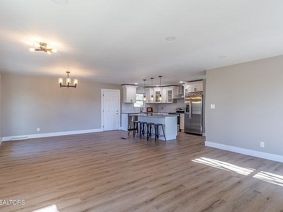 4th image of 412 Bantry Ln