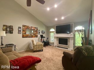 1848 NW 90th St, Clive, IA 50325