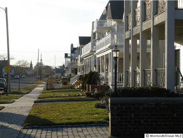 Steps from boadwalk on 7th Avenue