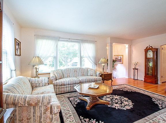 3rd image of 10742 Canterbury St