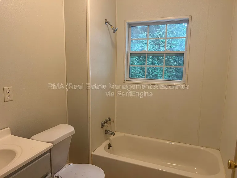 1104 Meriwether St — Photo 4