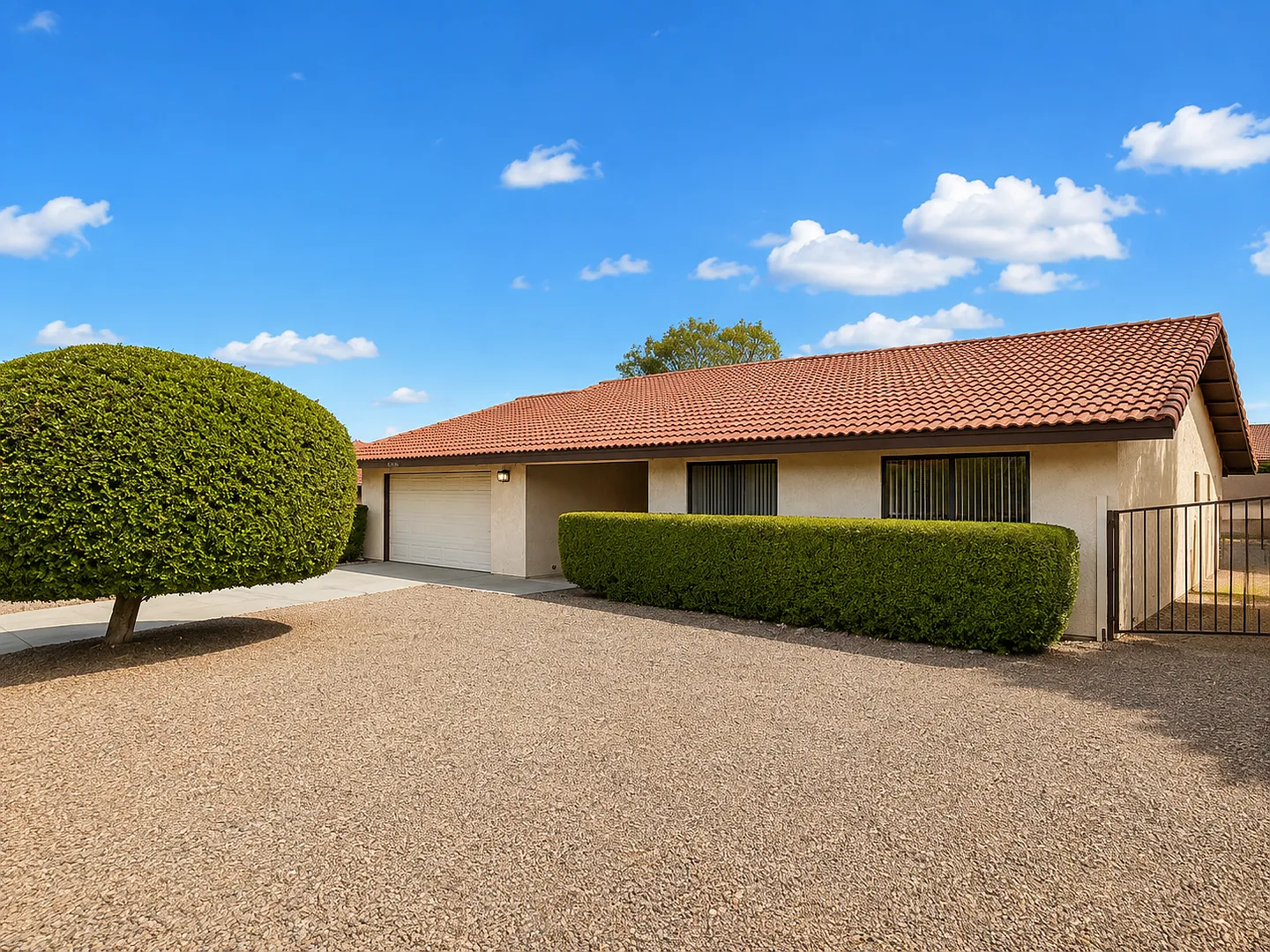 Spacious 3-Bedroom Home in Mission Lakes Country Club — Photo 2