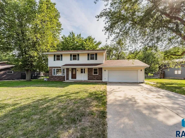 1208 E Lark St, Brandon, SD 57005