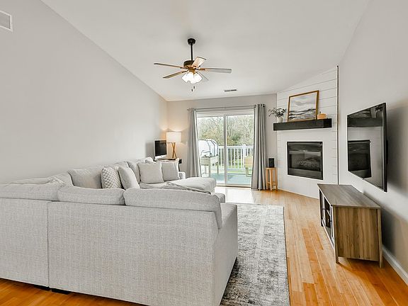 3rd image of 6315 Oak Crest Ln