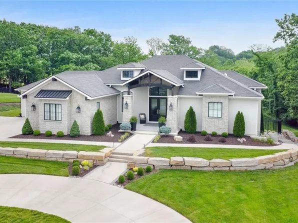 7015 NW Scenic Dr, Parkville, MO 64152