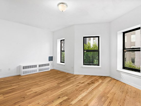2nd image of 544 Van Buren St #2