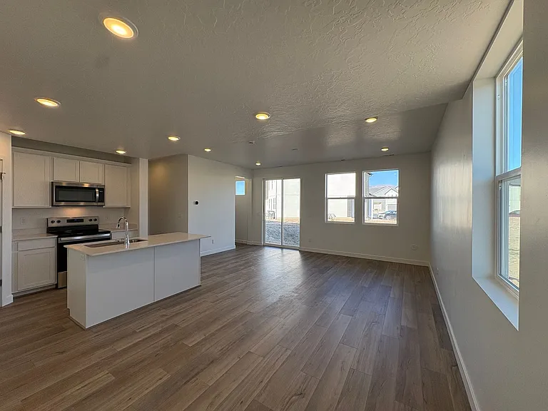 1592 N Summer Springs Cv — Photo 2