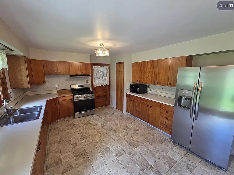 219 Sunset Dr — Photo 2