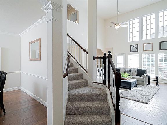 3rd image of 130 Carolyn Ln