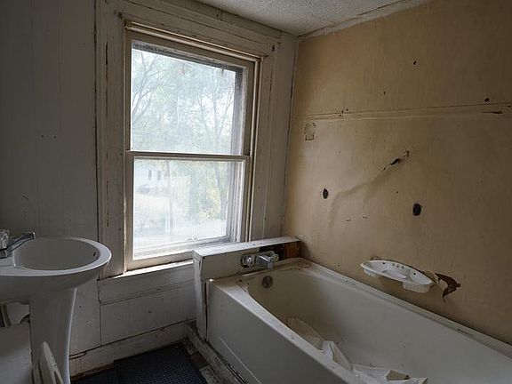 3rd image of 313 E Race St