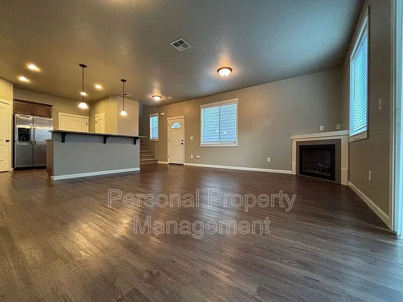 3 bed, 2.5 bath, 1624 sqft, $2,495 — Photo 3
