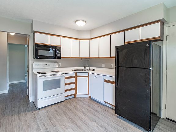 3rd image of 212 Rosemarie Dr Unit 5