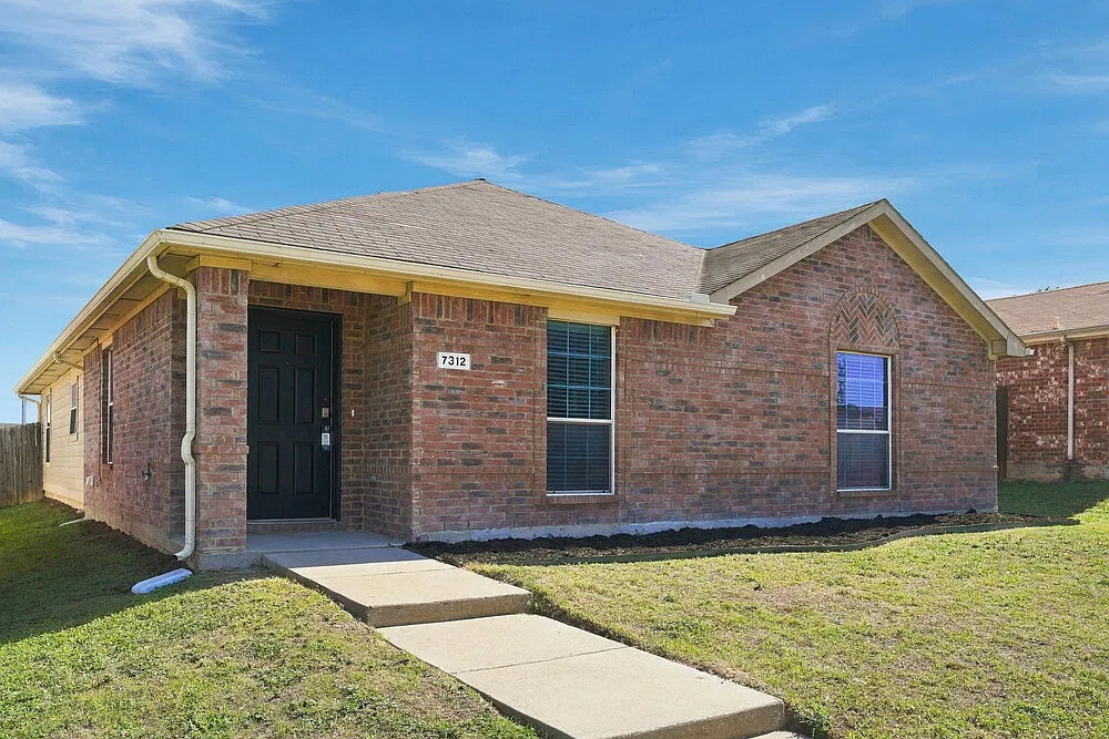 3 bed, 2.0 bath, 1768 sqft, $2,055 — Photo 3