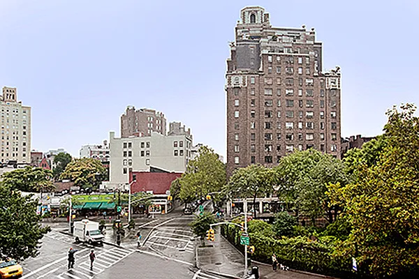 Sold by R New York | media 19