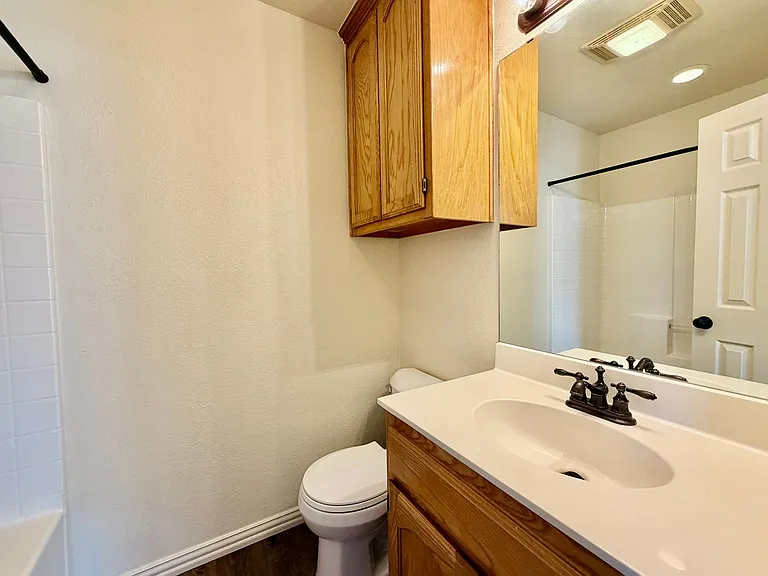 525 W Lloyd St — Photo 12