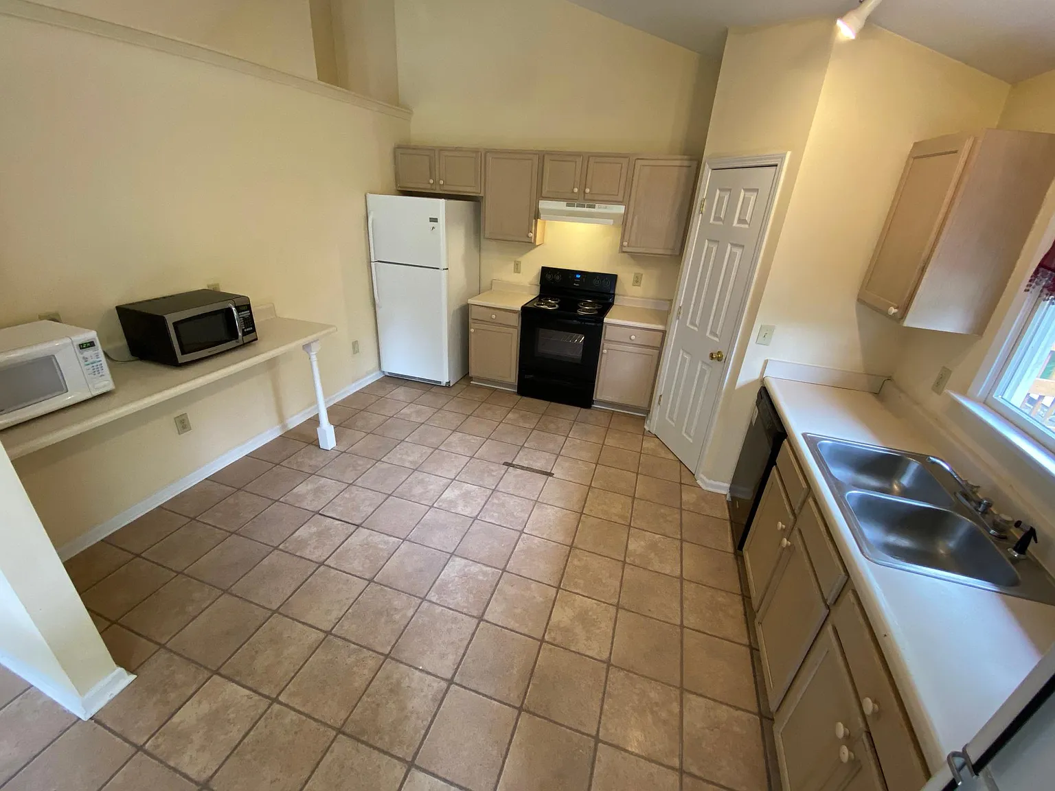 536 S Lincoln Street — Photo 2