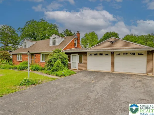 1390 Oakwood Dr, Bethlehem, PA 18017