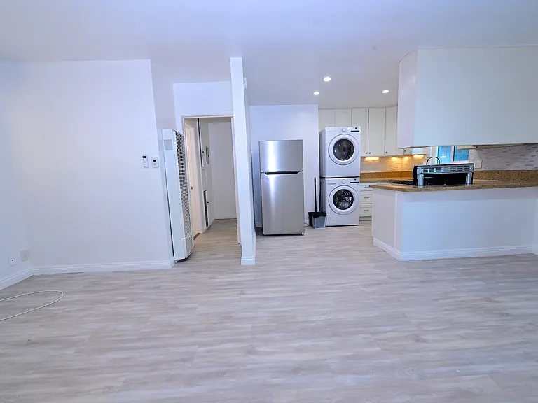 spacious and fully upgraded unit