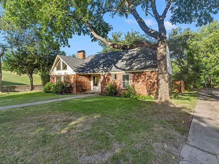 508 Whittle Way — Photo 3