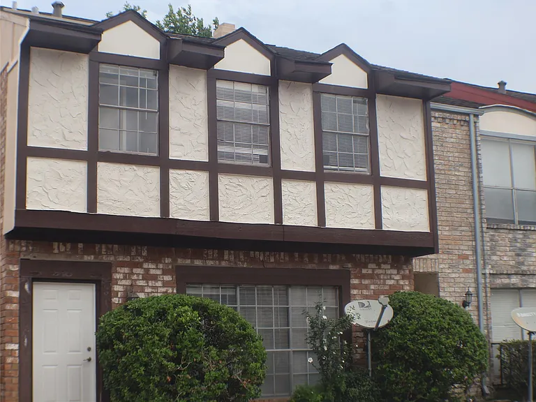 7700 Creekbend Dr #33 — Photo 1