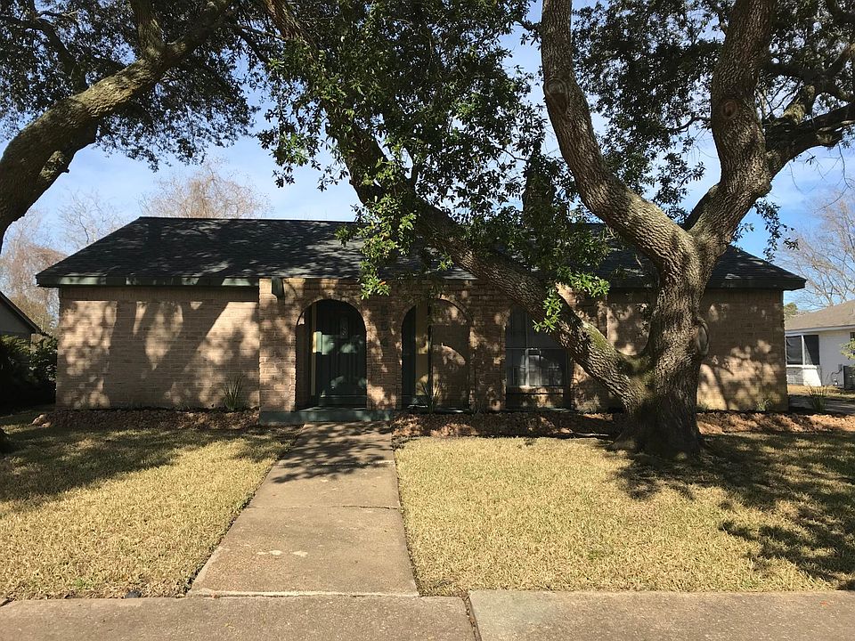 1st image of 554 W Castle Harbour Dr
