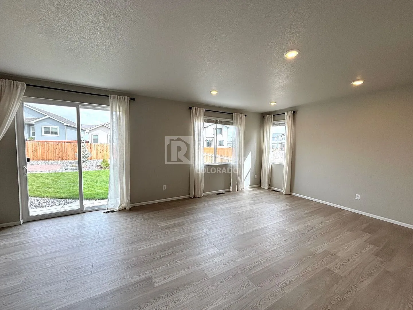 Well-Maintained 4-Bedroom Home with Loft and Fully Fenced Backyard — Photo 2