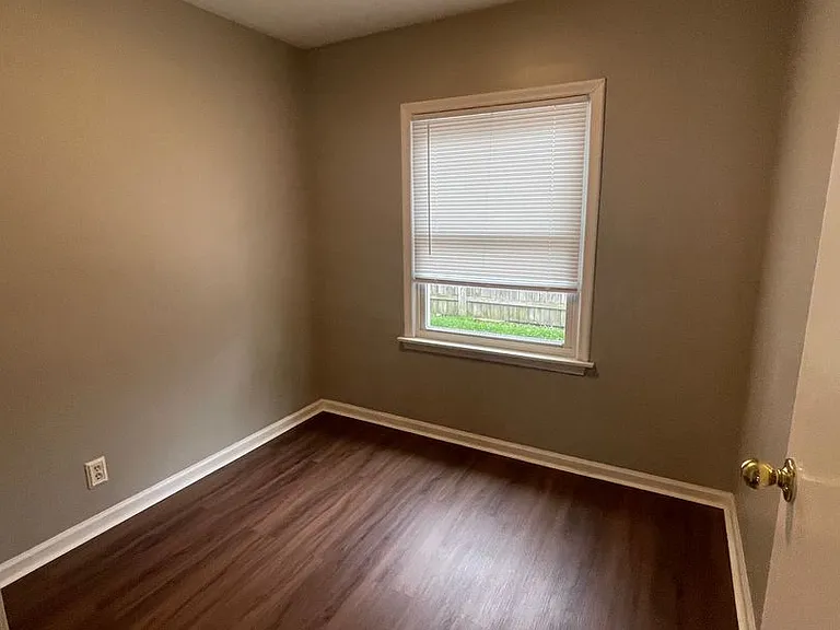 2033 Wrenson St — Photo 11