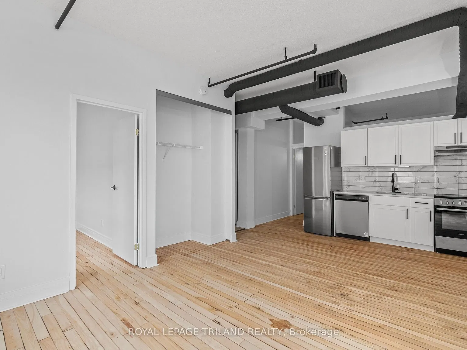 330 Clarence St — Photo 3