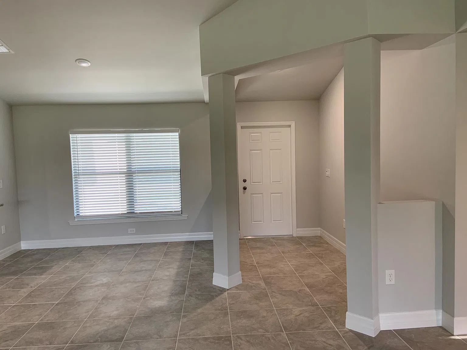 4 bed, 2313 sqft, $2,390 — Photo 3