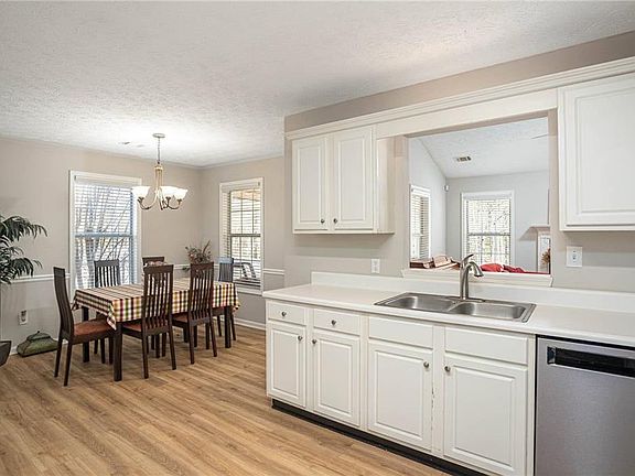 5th image of 170 Belmont Cir