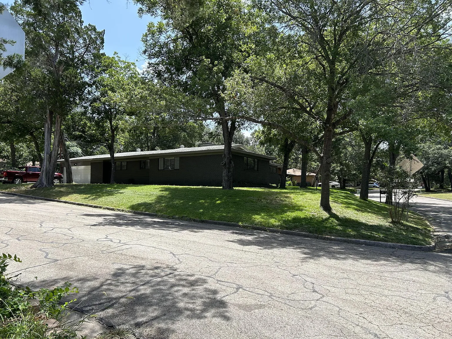 3 bed, 2.0 bath, 1900 sqft, $1,795 — Photo 3