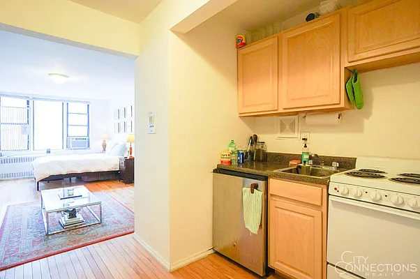 Rented by City Connections Realty | media 7