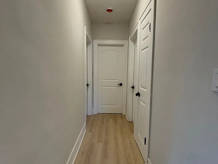 247 S Oakland Grv — Photo 17