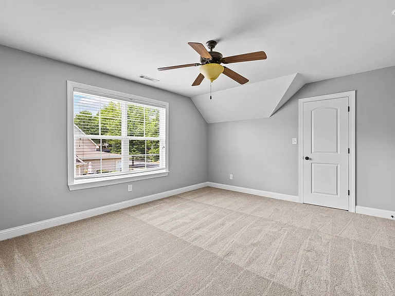 175 Colonial Ct — Photo 16