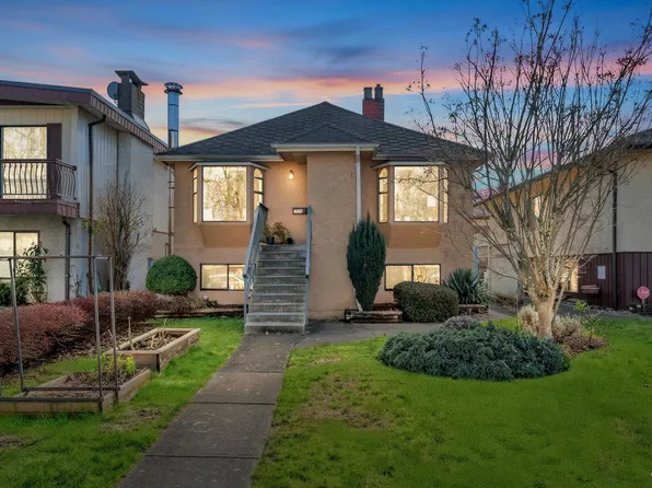 2576 Parker St, Vancouver, BC V5K 2T3