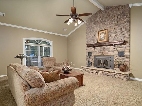 3rd image of 6 Tiffany Ln