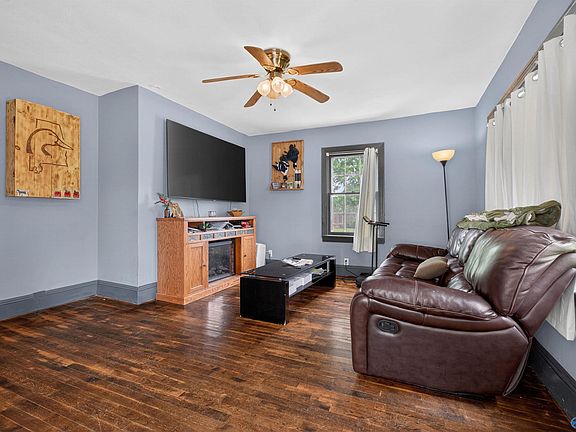2nd image of 2921 Marguerite St