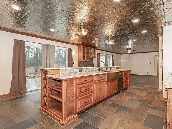 4th image of 1016 Cumberland Dr