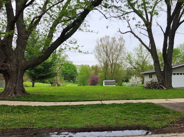 810 E Bryn Mawr Ave, Roselle, IL 60172