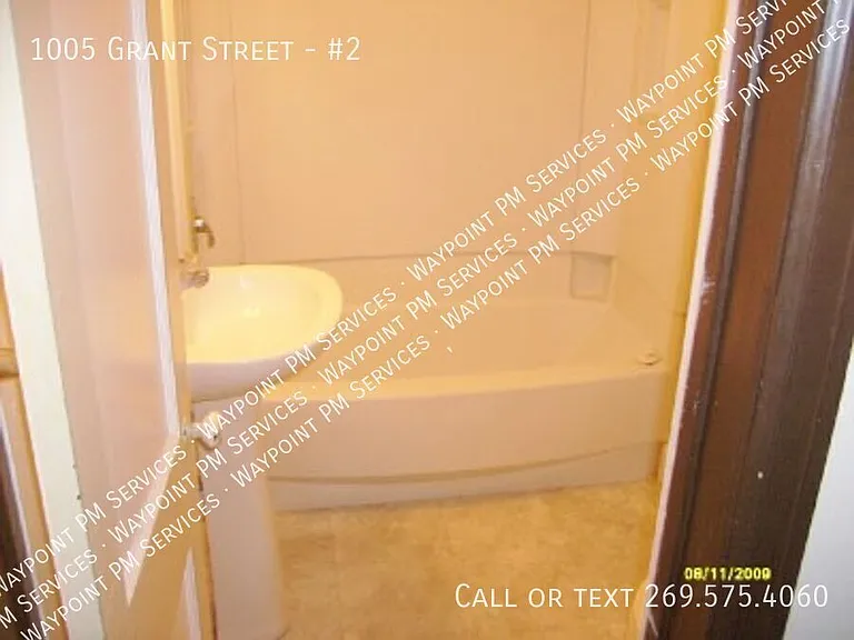 1005 Grant St #2 — Photo 9