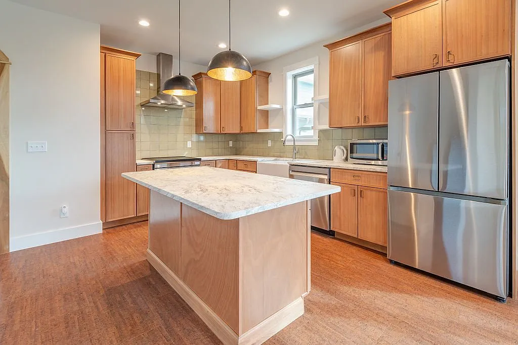 3 bed, 2.5 bath, 2012 sqft, $2,800 — Photo 3
