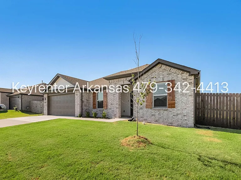 1071 Emerald St — Photo 2