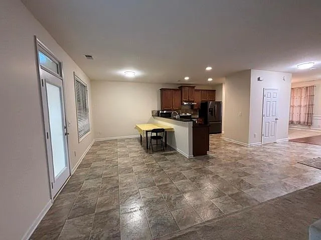 4 bed, 2.5 bath, 2522 sqft, $2,250 — Photo 4
