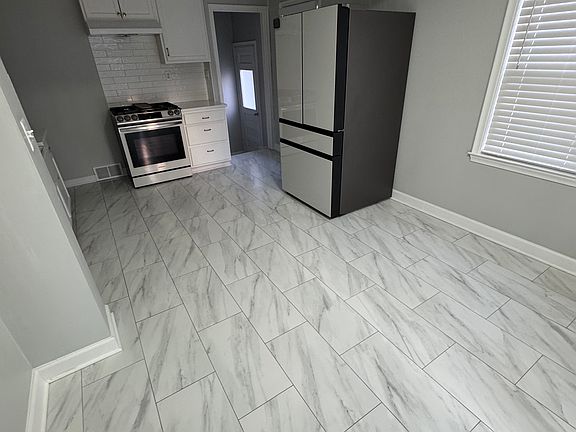2nd image of 2215 Kingsbury Ave